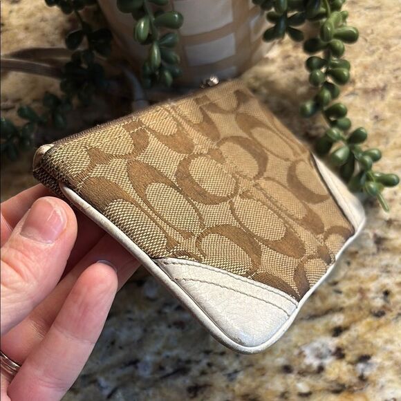 Vintage Signature C Coach Chic Brown and Cream Leather Patterned Wristlet - Picture 3 of 14
